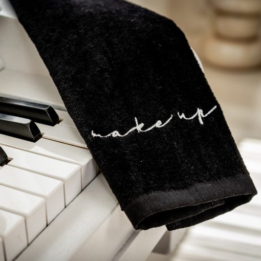 Fekete velúr törölköző Make-up hímzéssel